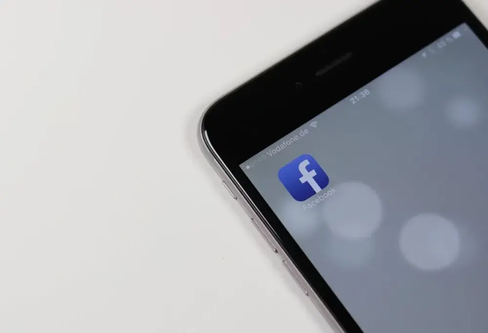 Jak usunąć zdjęcie w tle na Facebooku i uniknąć nieodwracalnych zmian