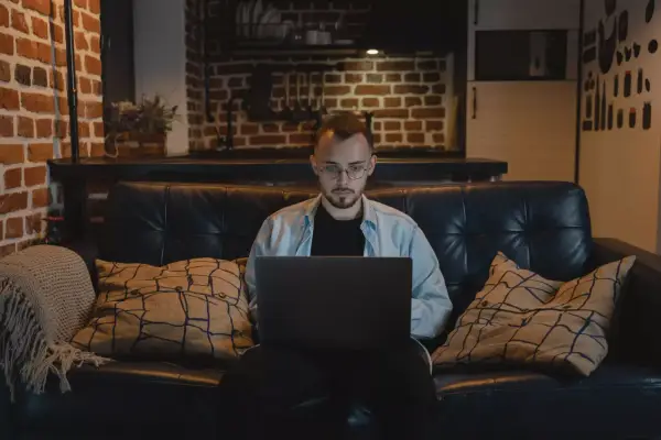 Jak zarobić na sztucznej inteligencji? Sprawdzone sposoby i strategie