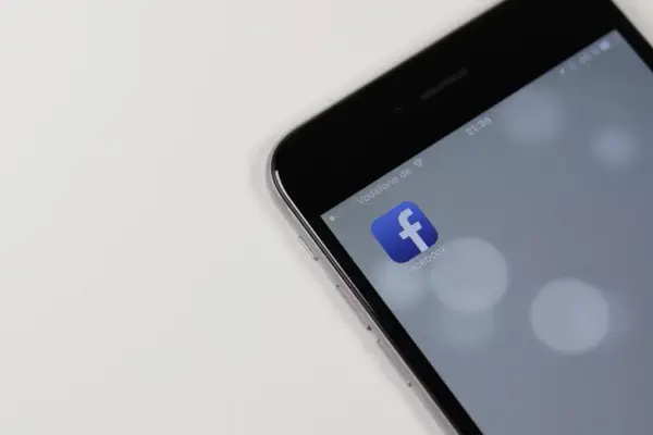 Jak usunąć zdjęcie w tle na Facebooku i uniknąć nieodwracalnych zmian